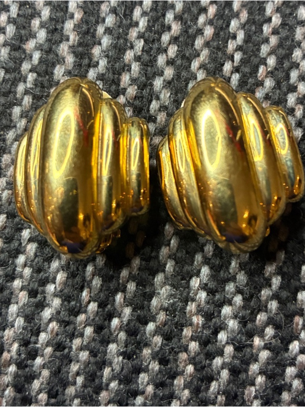 Vintage Nina Ricci Gold Tone Ribbed Dome Clip On Earrings 👝